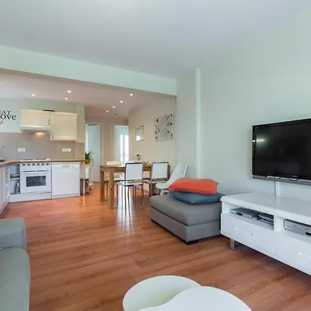 Sleeps 6 Air Con Wifi Lägenhet *